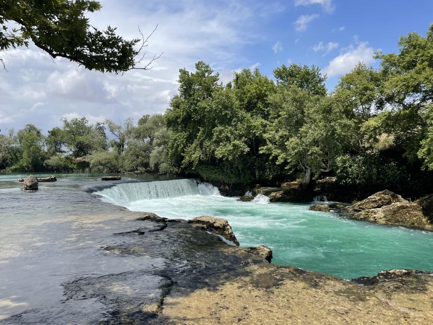 Manavgat gezilecek yerler, Manavgat'ta gezilecek yerler, Manavgat gezi rehberi, Manavgat günübirlik gezi, Manavgat günübirlik rota, Antalya Manavgat gezilecek yerler, Antalya'dan günübirlik gezi, Tazı Kanyonu, Tazı Kanyonu nasıl gidilir, Tazı Kanyonu zipline, Tazı Kanyonu giriş ücreti, Manavgat Şelalesi, Manavgat Şelalesi giriş ücreti, Manavgat Şelalesi çalışma saatleri, Manavgat Şelalesi Müze Kart, Side Antik Kenti, Side Antik Kenti giriş ücreti, Side Antik Kenti Müze Kart, Side Antik Kenti çalışma saatleri, Side Apollon Tapınağı, Side Antik Kenti gün batımı, Side gezilecek yerler, Side'de ne yapılır, Antalya gezilecek yerler, Antalya gezi rehberi, Antalya günübirlik rotalar, Antalya doğa gezileri, Antalya tarihi yerler, Manavgat tatil yerleri, Manavgat turistik yerler, Antalya'da hafta sonu gezilecek yerler