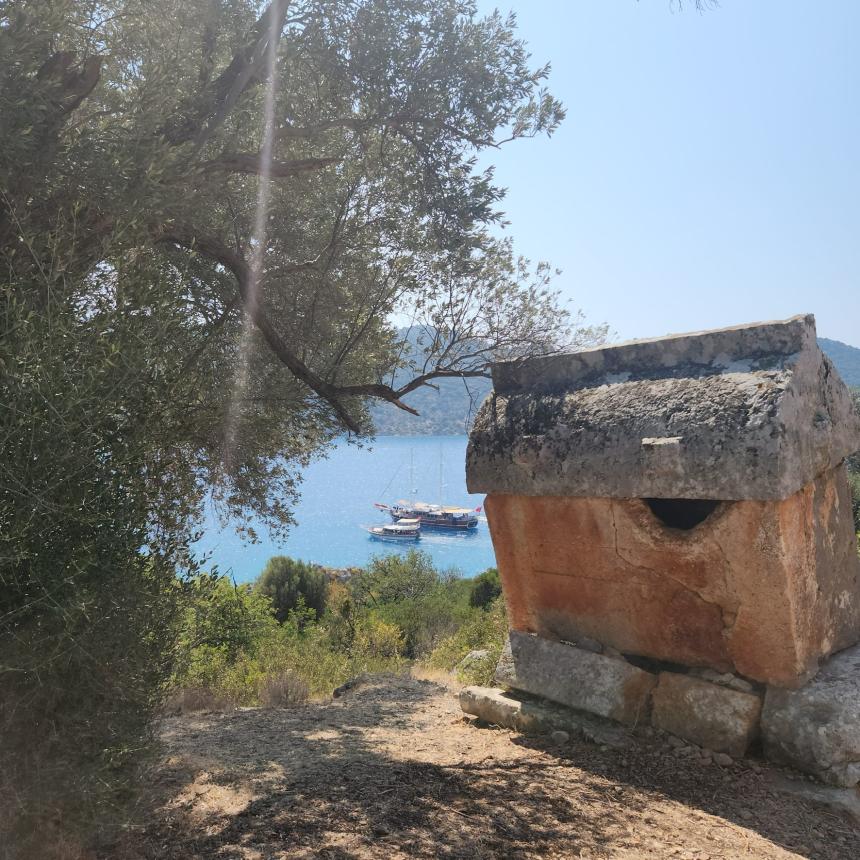 Kaleköy, Kaleköy Antalya, Kaleköy Demre, Kaleköy Kekova, Kaleköy’e teknesiz nasıl gidilir, Kaleköy teknesiz ulaşım, Kaleköy yürüyüş, Kaleköy yürüyüş rotası, Kaleköy karadan ulaşım, Kaleköy araçla nasıl gidilir, Kaleköy Üçağız, Simena Antik Kenti, Simena Kalesi, Kekova gezilecek yerler, Demre gezilecek yerler, Antalya gezilecek yerler, Kaleköy frenk inciri dondurması, Kaleköy dondurma, Antalya gezi rehberi