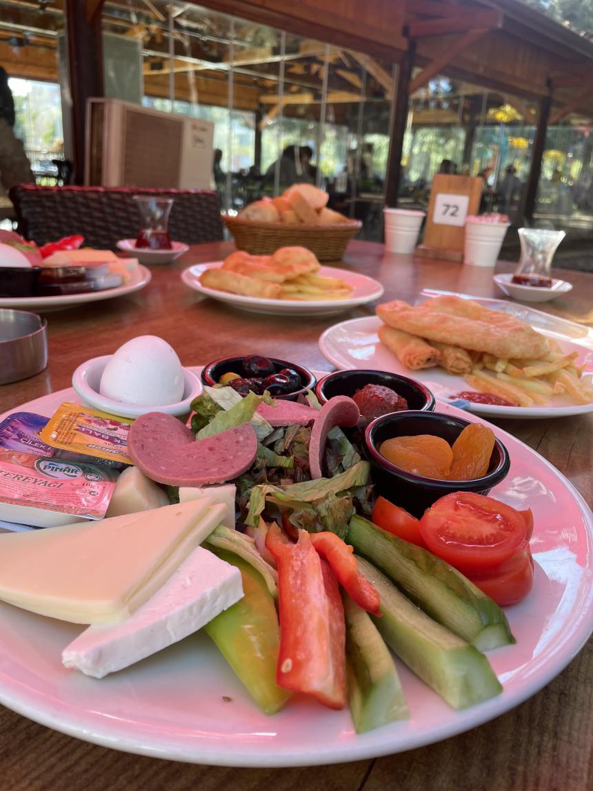 Hayat Cafe Antalya Konyaaltı Hayat Park, Konyaaltı Hayat Park çocuk oyun alanı, Hayat Cafe Antalya kahvaltı ve yemek, Hayat Park Antalya yürüyüş alanı, Hayat Park Konyaaltı tenis kortu, Hayat Park Antalya çocuklu aileler